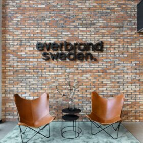 d1a7094 scaled e1586167302726 1366x2049 1 768x1152 1 Exponering och tryckprodukter till företag Skyltar Skyltar